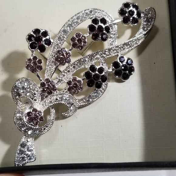 Napier pin silver shaped like a bouqet - Picture 5 of 6